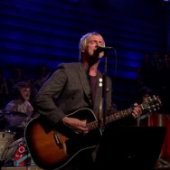Watch Paul Weller perform "That's Entertainment" live on Late Night with Jimmy Fallon. 